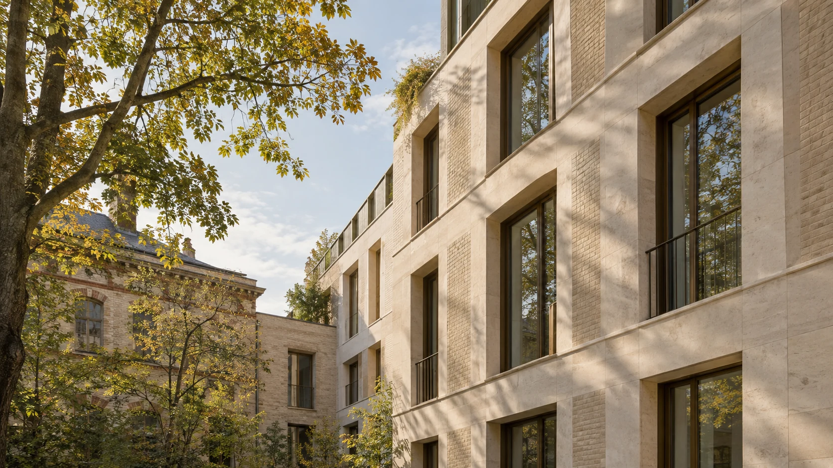 Architekturvisualisierung einer hellen Steinfassade mit großzügigen Fenstern und begrüntem Innenhof